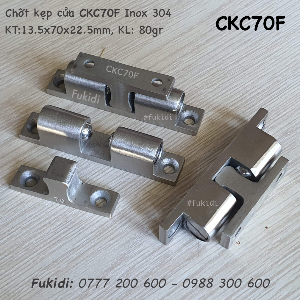 Nhìn nhiều góc cạnh của chốt giữ cửa CKC70F, nó có bề mặt rất bóng!