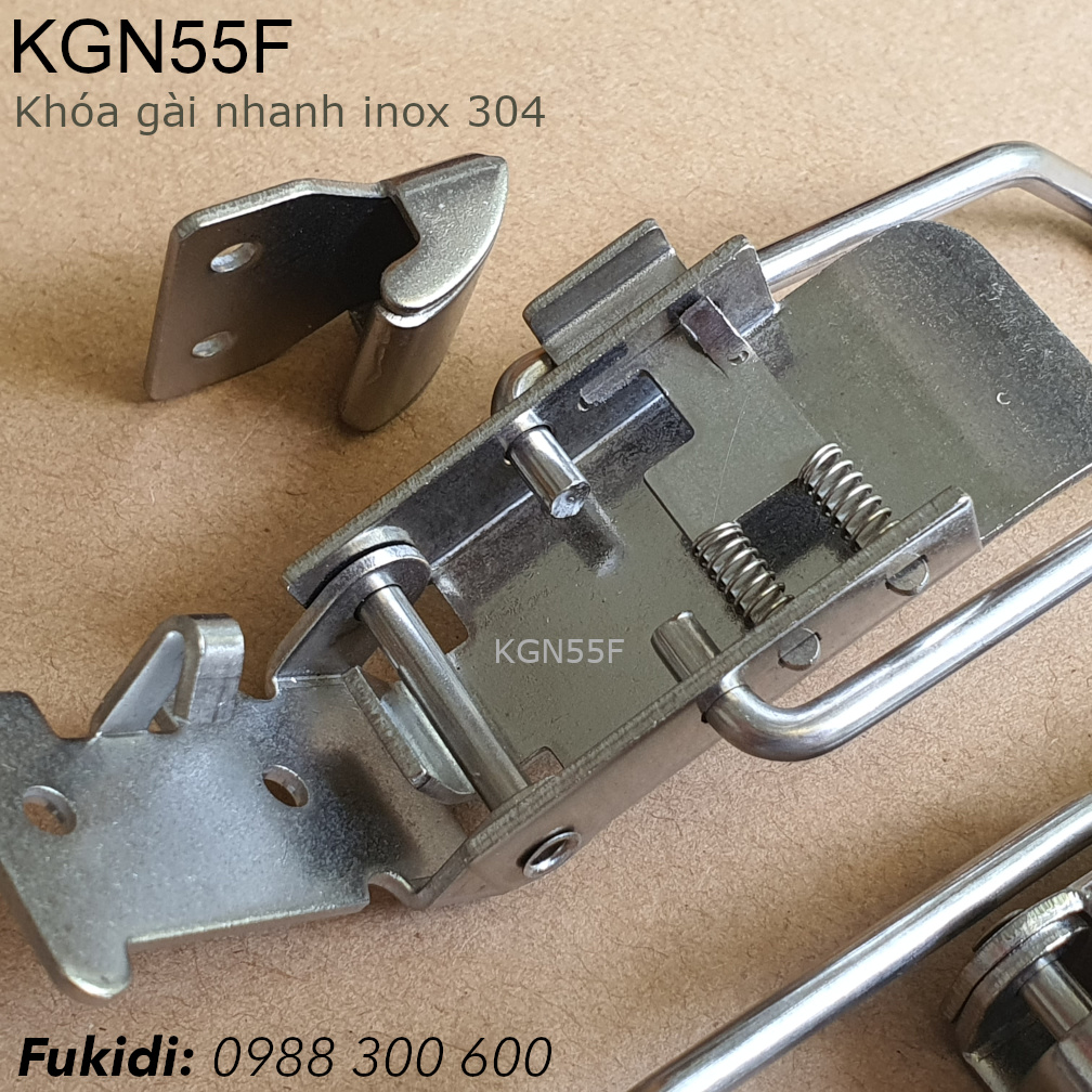 KNG55F có khóa tự động giữ, muốn mở thì phải bấm vào chốt mối mở khóa được, rất an toàn!